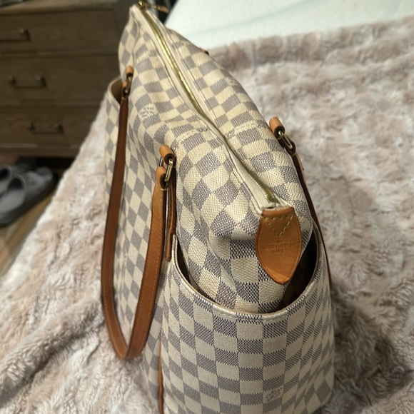 This is an authentic LOUIS VUITTON Damier Azur Totally MM. - Picture 2 of 7